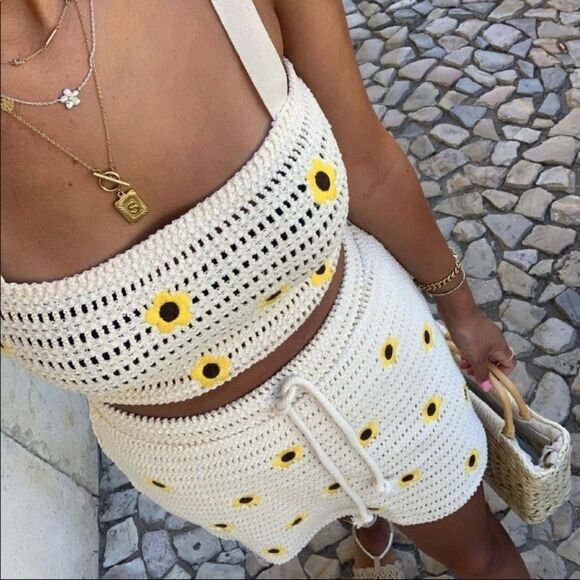 Zara Crocheted Skirt Flowers Short - Picture 7 of 11
